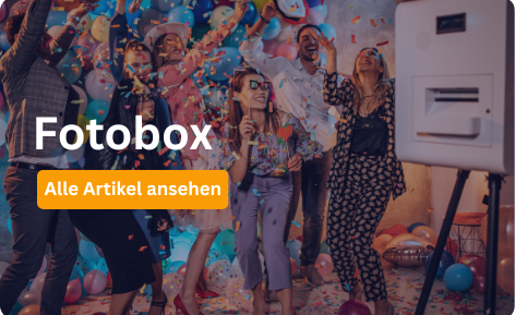 Günstig Fotobox mieten im Saarland, Saarbrücken und Umgebung für Hochzeiten, Geburtstag und Partys Icon einer Fotobox mit Kamera und Herzsymbol auf dunkelblauem Hintergrund, darunter der Schriftzug Fotobox